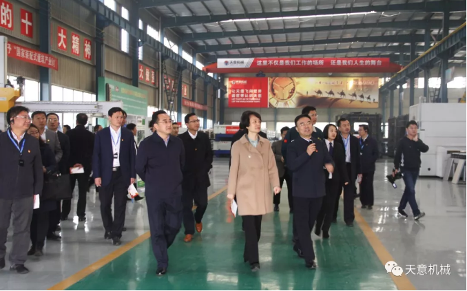 濟(jì)寧市委常委、組織部部長(zhǎng)孔凡萍帶領(lǐng)全市“兩新”組織黨建工作現(xiàn)場(chǎng)觀摩團(tuán)蒞臨天意機(jī)械調(diào)研指導(dǎo)